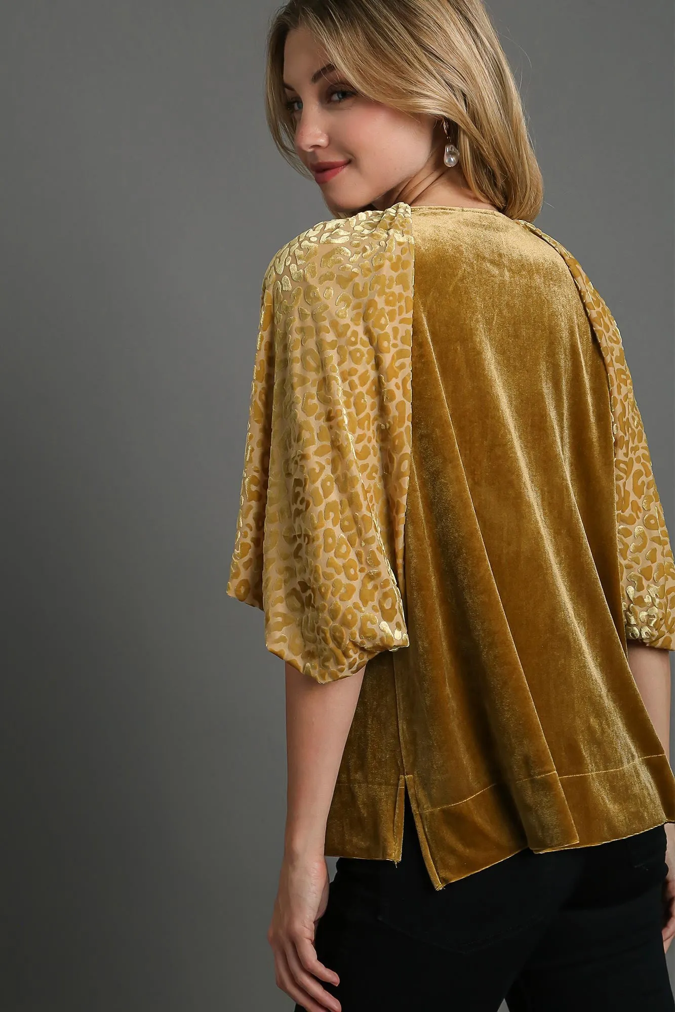 Round Neck Leopard Balloon Sleeve Velvet Top